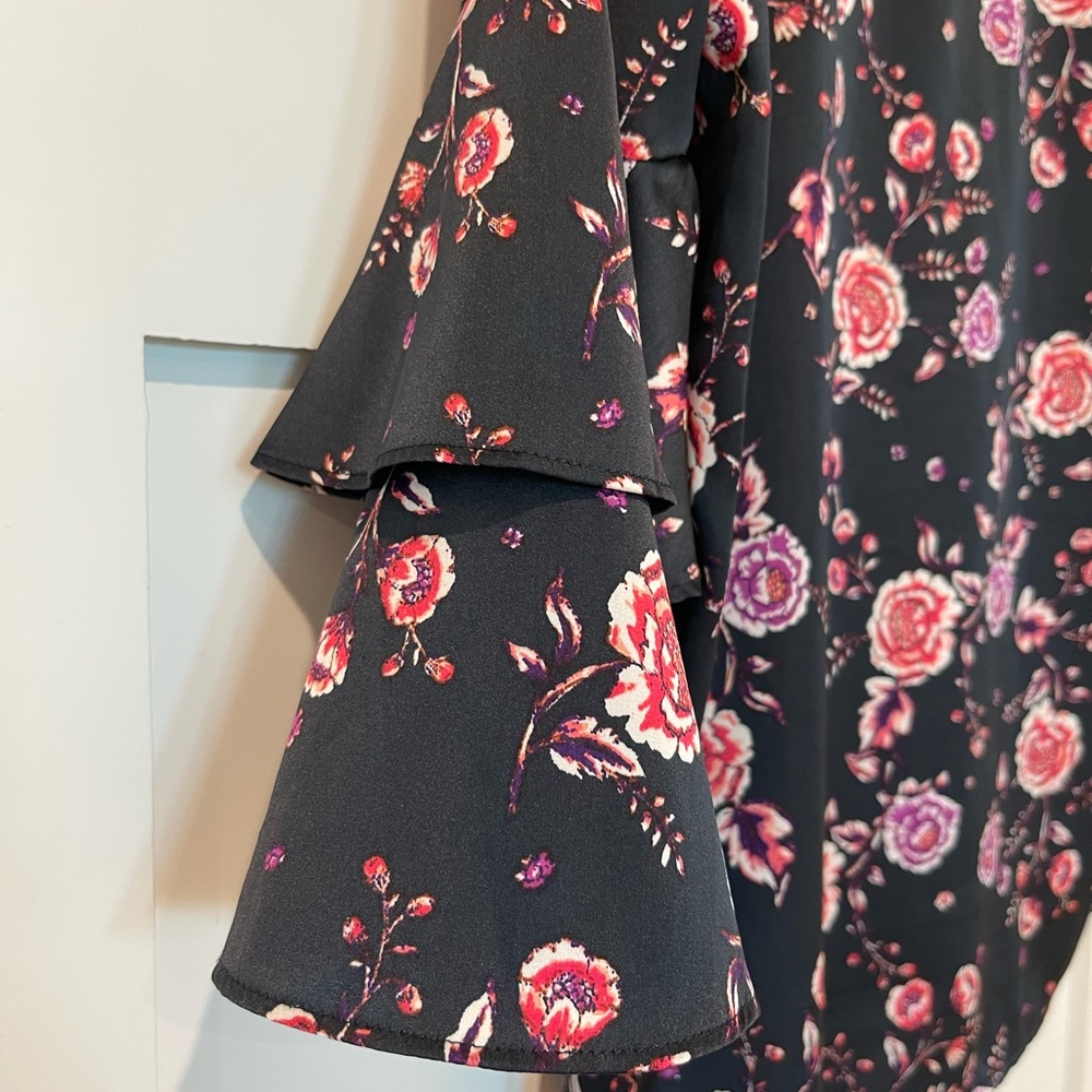 Floral Ruffle Sleeve Top - Picture 2 of 3